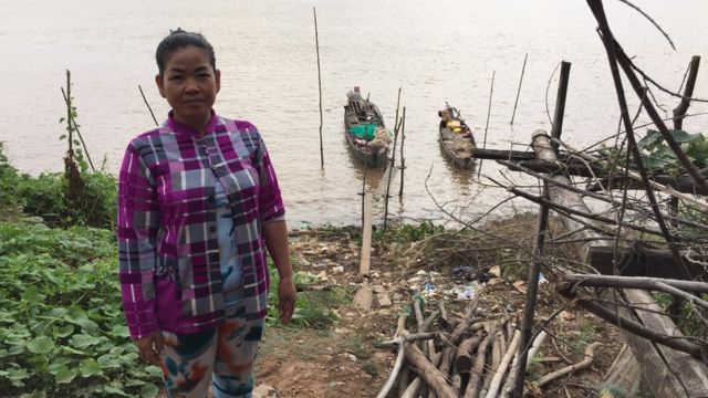 Bà Nguyễn Thị Hương, 45 tuổi ở Preyveng nói cá bây giờ kiếm được ít lắm