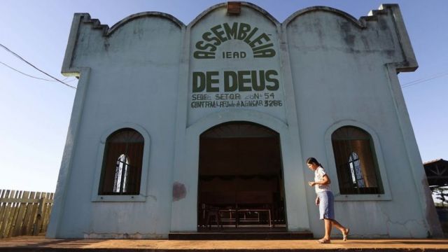 Mulher diante de igreja evangélica