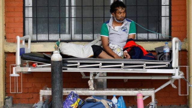 छिमेकी भारतमा जस्तै नेपालले समेत अस्पतालका शैय्या र अक्सिजनको आपुर्ति अभावसँग जुझिरहेको छ।
