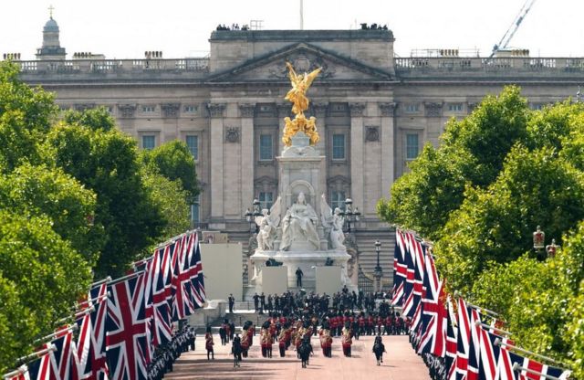 エリザベス英女王の棺 バッキンガム宮殿に最後の別れ 4日間の公開安置 cニュース