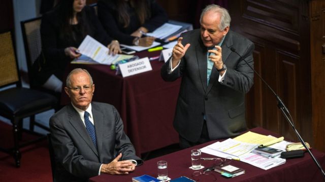 Pedro Pablo Kuczynski y su abogado Alberto Borea en el pleno del Congreso celebrado este jueves para votar la moción de destitución presentada por la oposición.