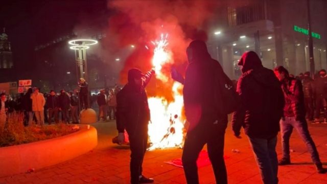 Pengunjuk rasa di Rotterdam, Belanda melempar petasan ke arah polisi dan membakar motor.