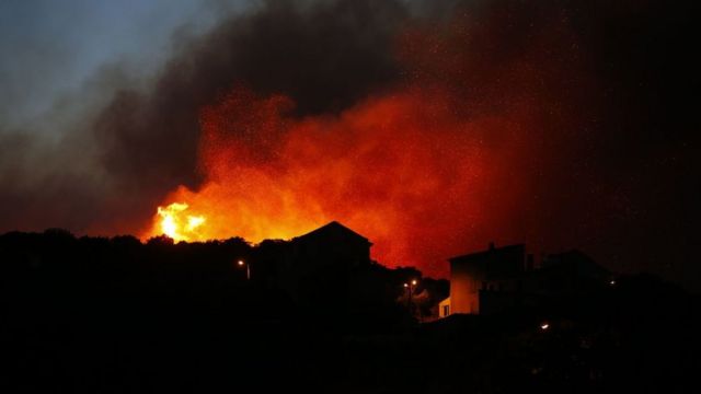 Полум'я від будинків у Бігульї на острові Корсика