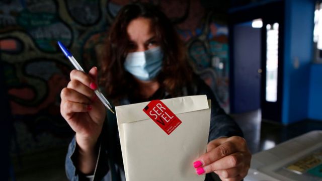 Mujer votando en Chile
