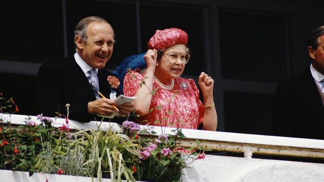Королева на скачах Дерби с личным секретарем
