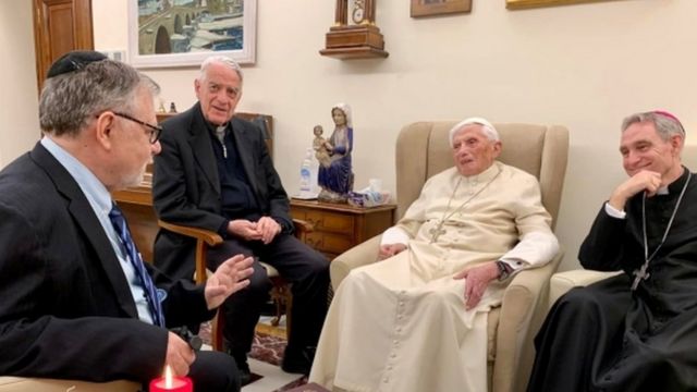 O ex-papa Bento 16 aparece sentado cercado por outras autoridades católicas