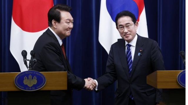 South Korean President Yoon Suk Yeol (L) and Japanese Prime Minister Fumio Kishida (R) shake hands following a joint news conference at the prime minister"s official residence in Tokyo, Japan, 16 March 2023.