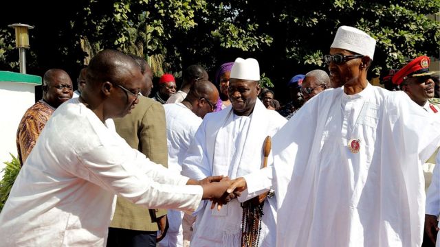 Buhari (Dama) na gaisawa da zababben shugaban Gambia Adama Barrow (Hagu), yayinda da shugaban Gambia mai barin gado Yahya Jammeh (Tsakiya) ke kallo