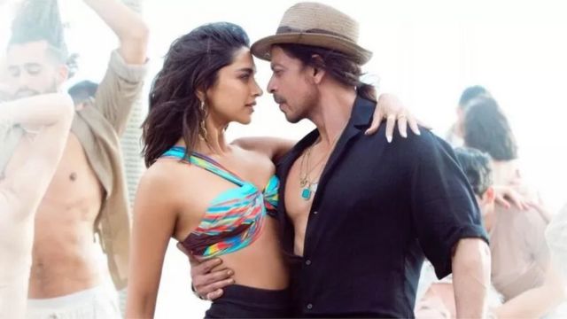 हिंदूवादी संगठन शाहरुख़ ख़ान की आगामी फ़िल्म पठान का विरोध कर रहे हैं