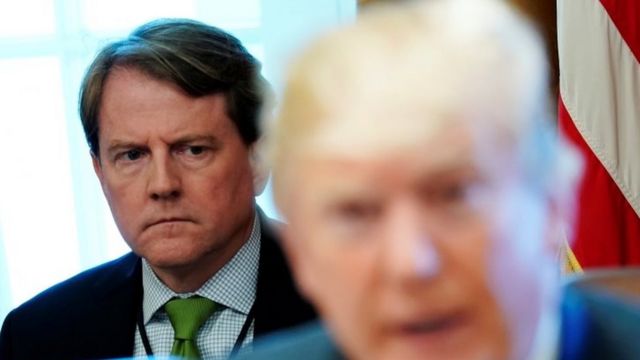 トランプ大統領は、大統領法律顧問のドン・マギャン氏(左)が秋に退任するとツイッターで明らかにした。写真は6月21日、ホワイトハウスで