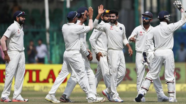 कानपुर में खेले गए पहले टेस्ट मैच में न्यूज़ीलैंड ल्यूक रान्ची का विकेट लेने का जश्न मनाते भारतीय खिलाड़ी.