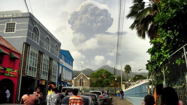از صبح جمعه، نهم آوریل، دو فوران انفجاری در آتشفشان سولفیر ثبت شده است