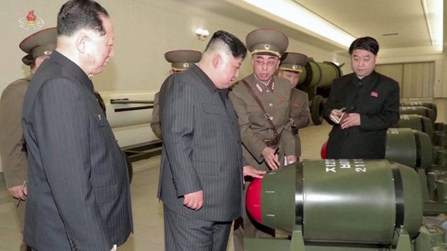 El líder norcoreano Kim Jong-un inspecciona ojivas nucleares