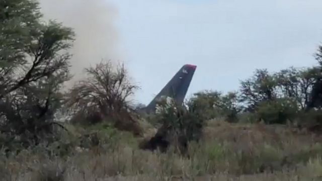 Cola del avión con una columna de humo.
