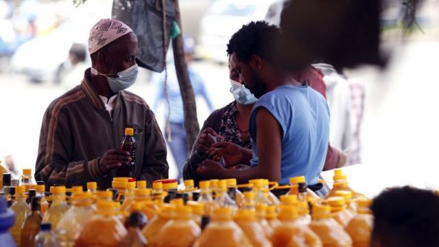 الناس في أحد أسواق أديس أبابا، إثيوبيا ، 10 سبتمبر/أيلول 2021.