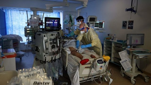 Un paciente con covid-19 es atentido en un hospital
