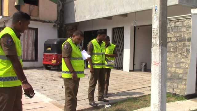 ප්රහාරය එල්ලවූ ස්ථානය පරීක්ෂා කරන පොලිස් නිලධාරීන්