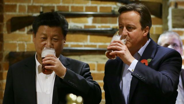 China's President Xi Jinping and former prime minister David Cameron drink a pint of beer during his state visit to the UK in 2015
