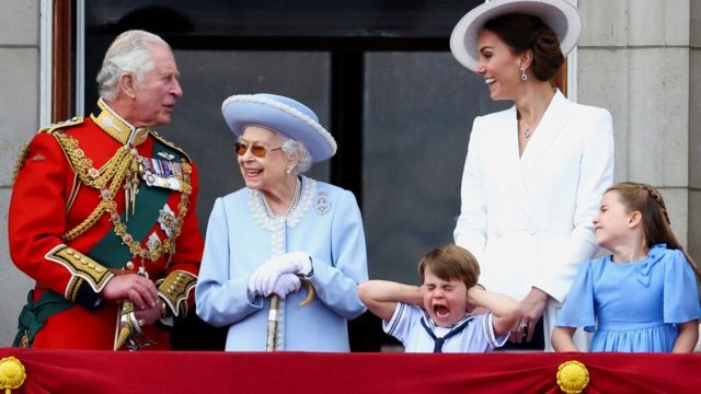 Família real britânica assiste à parada militar em homenagem ao Jubileu de Platina de Elizabeth 2ª nesta quinta-feira (2/6)