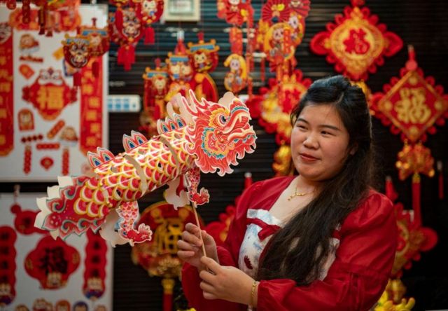 一名中国女子手持新年装饰