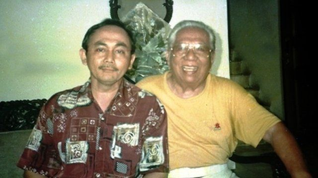 Sardjono Danarbi (kiri) menggali cerita tentang almarhum ayahnya dari bekas kolega-kolega sang ayah.