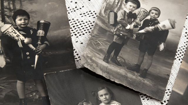 Fotos antigas de crianças com cones escolares