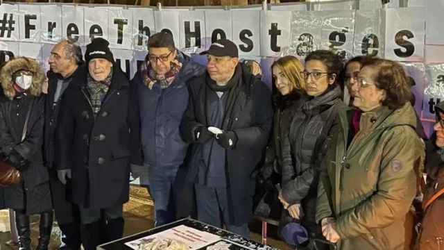 باری روزن، نزار زکا و جمعی از فعالین سیاسی و روزنامه نگاران ایرانی خارج از این کشور در مقابل هتل کوبورگ که محل مذاکرات هسته‌ای احیا برجام در وین اعتصاب غذا کردند.