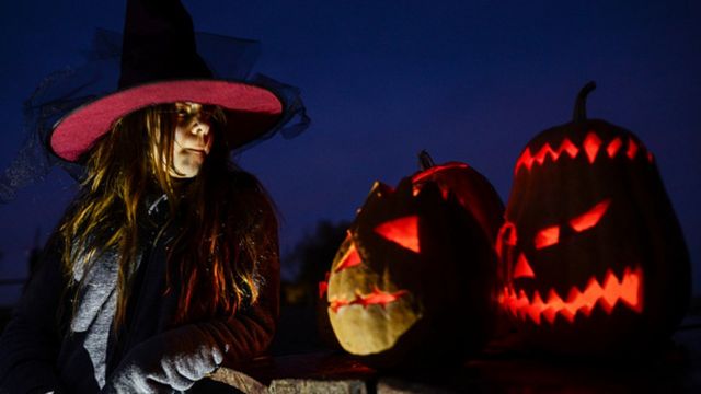 10월 31일 귀신분장을 하고 치르는 축제이다. 영국 등 북유럽과 미국에서는 큰 축제일로 지켜지고 있는 핼러윈 데이는 원래 기원전 500년경 아일랜드 켈트족의 풍습인 삼하인(Samhain) 축제에서 유래되었다.
