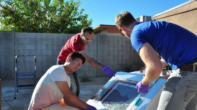 Investigadores de la Universidad de California Berkeley con la caja que cosecha agua