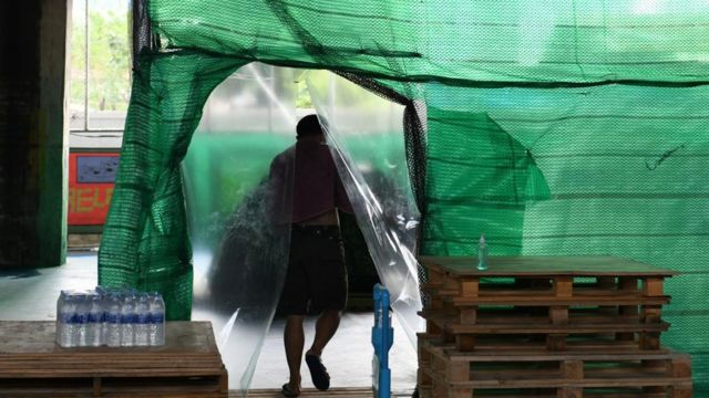 ชาวบ้านในชุมชนริมทางรถไฟสายท่าเรือ เขตคลองเตย ปรับพื้นที่บริเวณลานกีฬาใต้ทางด่วน เป็นพื้นที่พักคอยโดยการปิดกั้นพื้นที่เป็นสัดส่วนล้อมด้วยสแลนสีเขียวโดยรอบ และกางเต้นท์พักให้ผู้ป่วย ซึ่งปัจจุบันมีคนเข้ามาพักแล้วจำนวน 5 คน