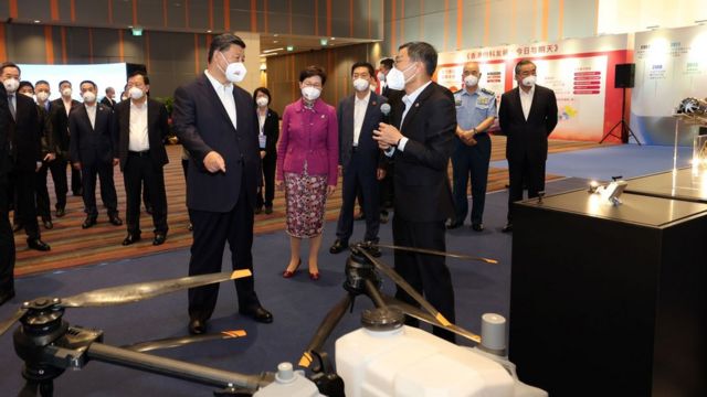 On the afternoon of June 30, Xi Jinping, accompanied by Carrie Lam, visited the Hong Kong Science Park.