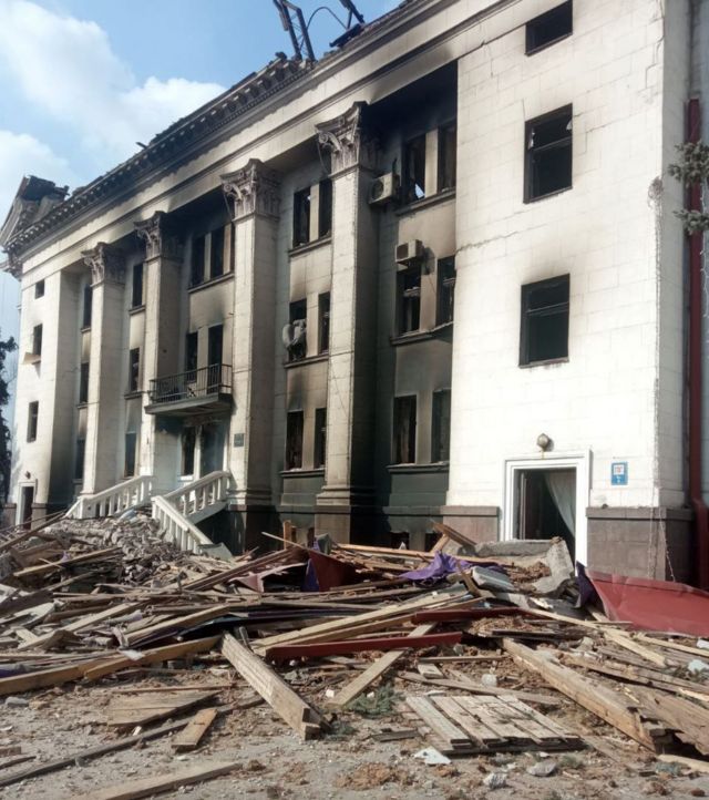 Uma visão do teatro destruído, que foi usado como abrigo por civis, após o bombardeio russo em Mariupol, Ucrânia, em 18 de março de 2022.