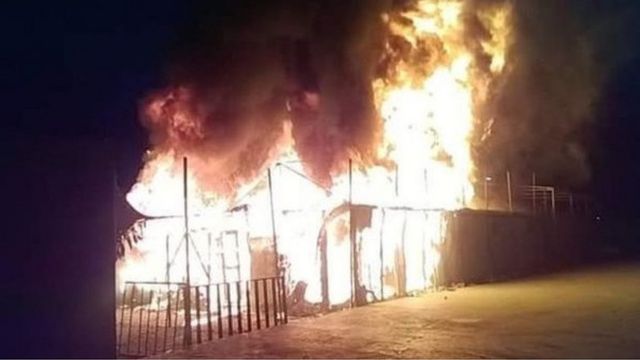 ग्रीस के लेसबोस द्वीप पर आग लगने से शरणार्थियों के तंबू नष्ट हो गए हैं.