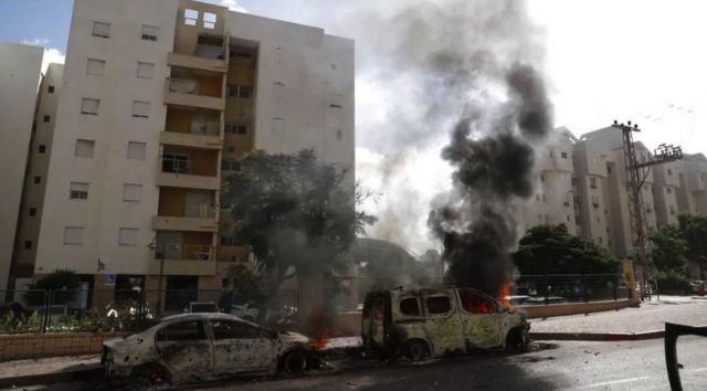 خودروهایی که در شهر اشکلون اسرائیل در جریان راکت‌‌باران حماس منهدم شده‌اند
