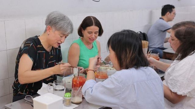 Ngoại trưởng Penny Wong cùng các nhà ngoại giao Australia thưởng thức món phở gà ở Hà Nội