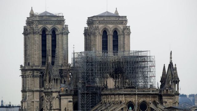 كاتدرائية نوتردام: تاريخ من العراقة في قلب باريس - BBC News عربي