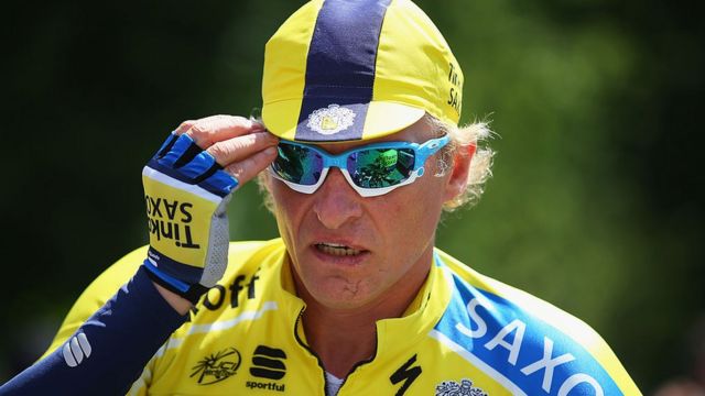 Oleg Tinkov vestido con ropa de su equipo de ciclismo Tinkoff-Saxo