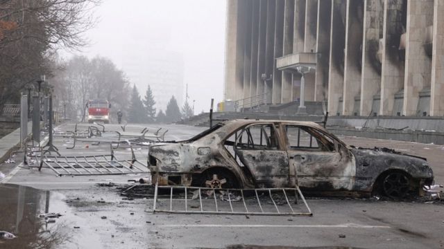 Un auto quemado en la ciudad de Almaty tras las protestas.