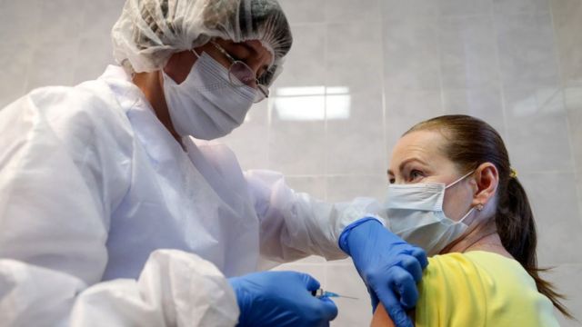 Một nhân viên y tế Nga được tiêm vaccine Sputnik V