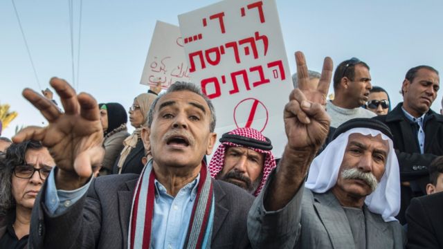 مجموعة من العرب الإسرائيليين يحتجون على هدم منازلهم لأنهم لم يحصلوا على رخصة البناء الصحيحة