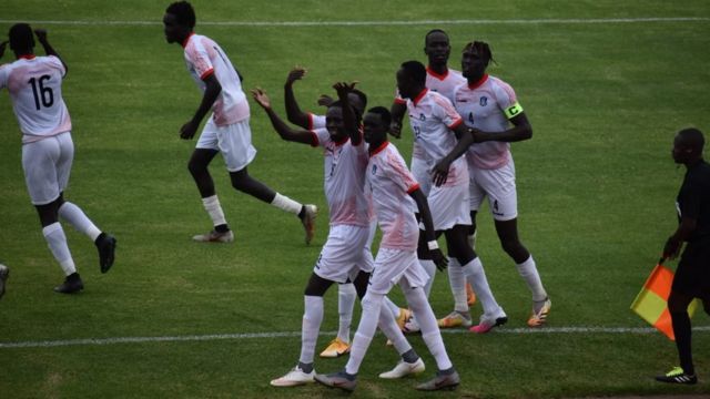 Les joueurs du Soudan du Sud jubilent après leur but contre l'Ouganda