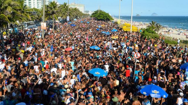 Multidão na orla do Rio de Janeiro