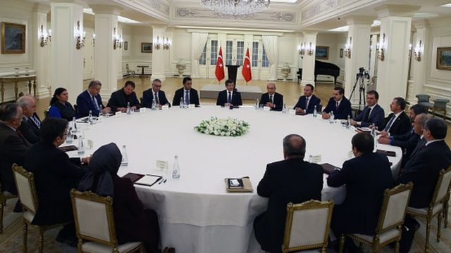 Davutoğlu, 12 Ocak 2016'da Alevi Kültür Dernekleri'nin temsilcileriyle yemekte