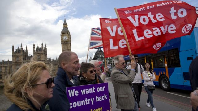 Partidários da saída protestam em frente a Parlamento britânico