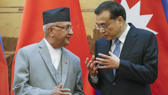 نیپال کے وزیر اعظم کے پی شرما اولی چین کے وزیر اعظم لی کی قیانگ کے ہمراہ
