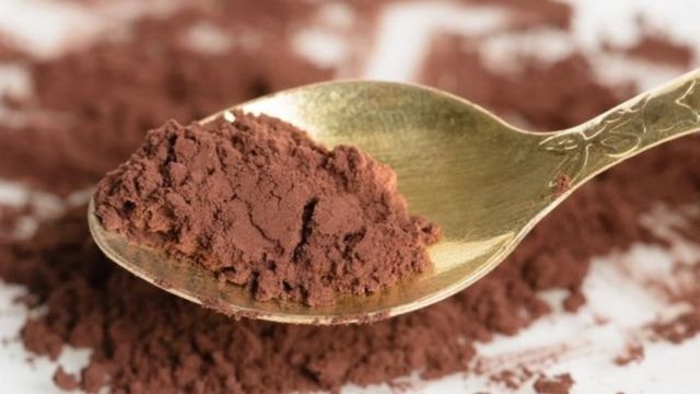 Una cucharilla con polvo de chocolate