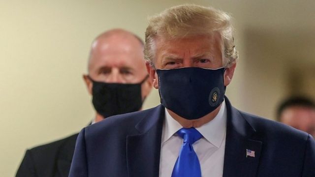 7月11日，特朗普首次在公共場合戴口罩現身。