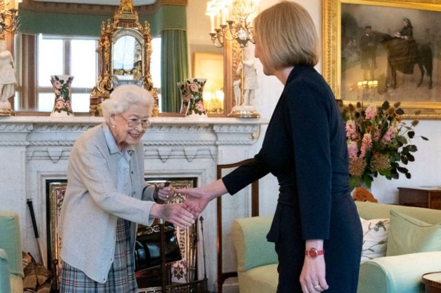 الملكة إليزابيث تستقبل رئيسة الوزراء الجديدة ليز تراس، في غرفة الرسم في بالمورال يوم الثلاثاء لتكليفها بتشكيل الحكومة