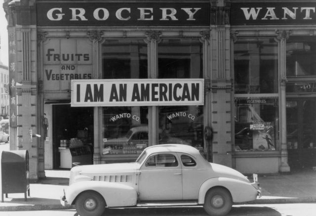 'Sou americano', diz placa numa mercearia em Oakland, Califórnia