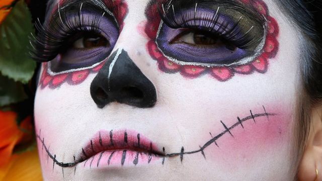 Una mujer celebra el Día de Muertos en Ciudad de México